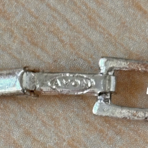 Avon 7 in bracelet/ silver tone/ fold over clasp / clear rhinestones - Picture 4 of 7